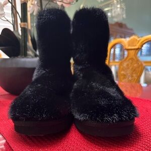 🥰🥰🖤🖤 NWT MICHAEL KORS Cozy Black Fur Women's Boots. TREAT YOUR FEET 👣 GOOD!🖤🖤🥰🥰